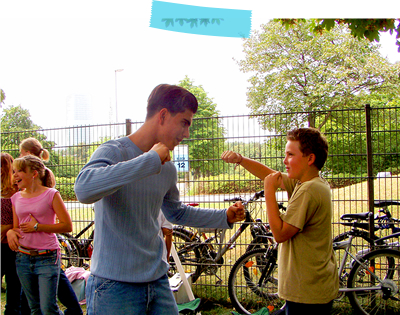 喧嘩アカデミーで殴るロールプレイをしている子ども