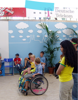 ミューテレビ局のスタジオで働く子ども