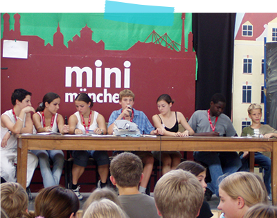 市議会の様子、中央でマイクを持っているのがダニエル市長