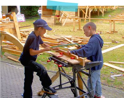 建設現場で大工の仕事をする子ども